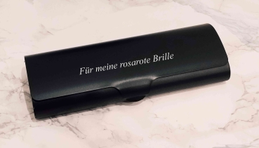 schwarzes Brillenetui aus Aluminium mit Gravur