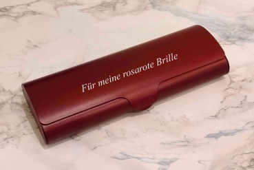 dunkelrotes Brillenetui aus Aluminium mit Gravur
