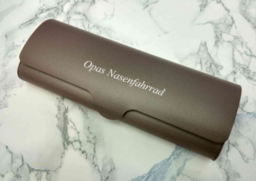 hellbraunes Brillenetui aus Aluminium mit Gravur