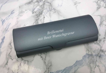 silbergraues Brillenetui aus Aluminium mit Gravur