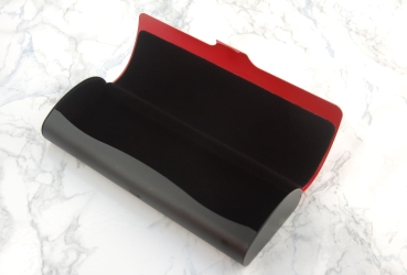 rot-schwarzes Brillenetui aus Aluminium mit Gravur