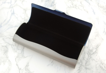 blau-graues Brillenetui aus Aluminium mit Gravur