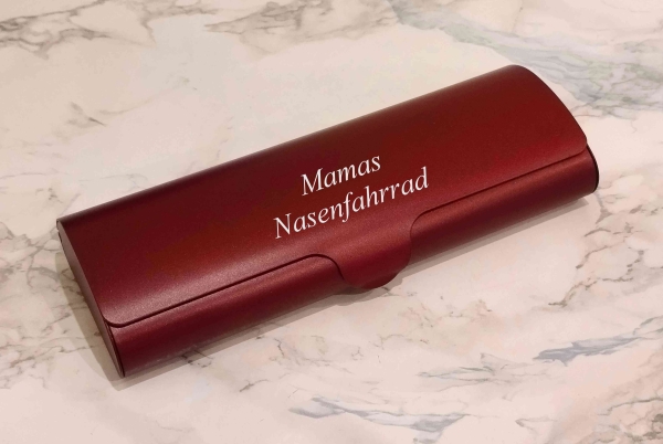 dunkelrotes Brillenetui aus Aluminium mit Gravur