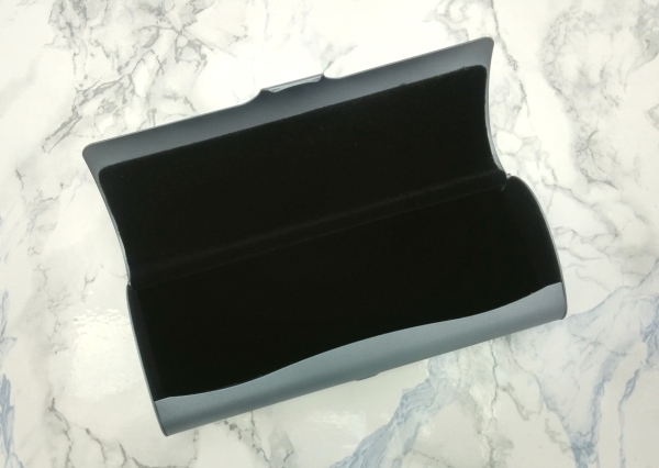 silbergraues Brillenetui aus Aluminium mit Gravur