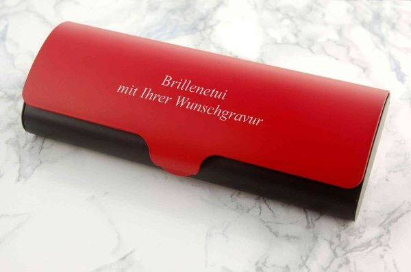 rot-schwarzes Brillenetui aus Aluminium mit Gravur