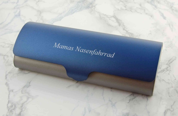 blau-graues Brillenetui aus Aluminium mit Gravur