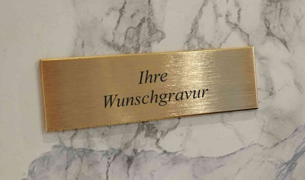 mit Klebestreifen