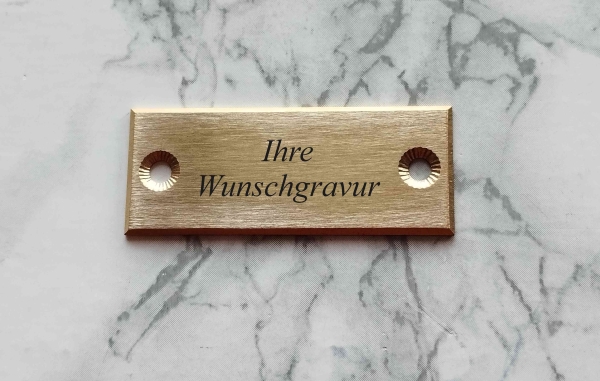 mit Klebestreifen