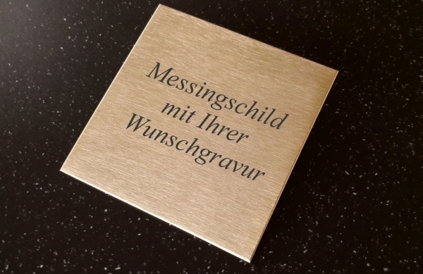 mit Klebestreifen