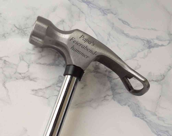 Feierabendhammer mit Flaschenöffner - mit Gravur